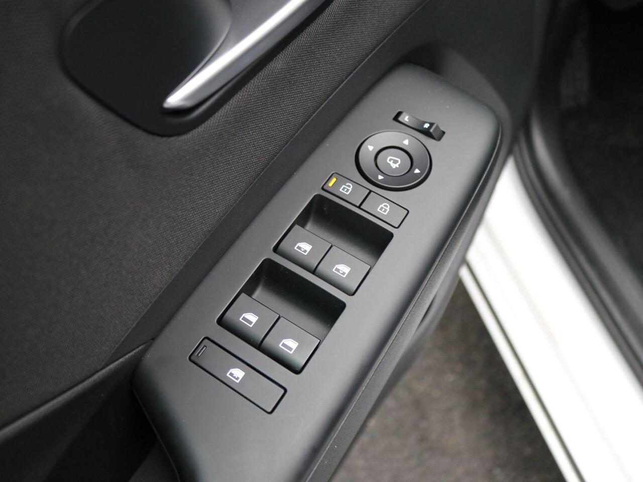 Hyundai Kona Electric Comfort Smart + BCA 48.4 kWh / ¤ 7755,- Voordeel Op Nieuwprijs / Rijklaarprijs / Direct Leverbaar / Navigatie / Blind-Spot Collision-Avoidance Assist / Adaptieve Cruise Control /