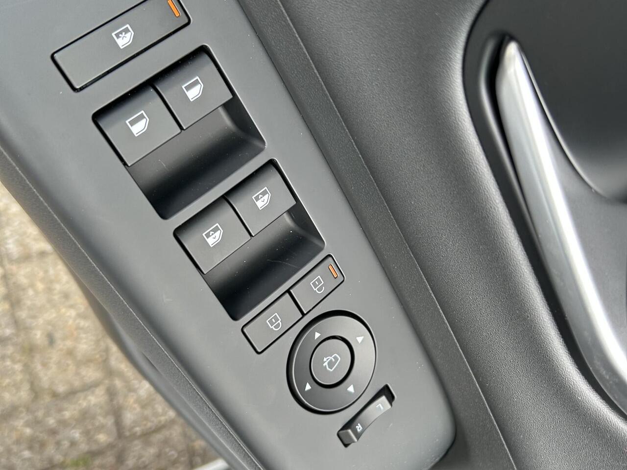 Hyundai Kona Electric Premium 65.4 kWh | 7.500,- korting | Gratis laadstation t.w.v. 589,- | Uit voorraad leverbaar | Adaptieve Cruise Control | Stoelverwarming | Stuurwielverwarming | Stoelventilatie | Lederen bekleding | Geheugenfunctie bestuurdersstoel |