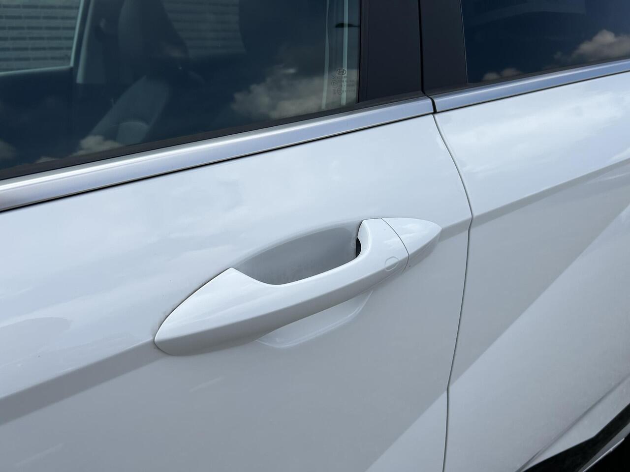 Hyundai Kona Electric Premium 65.4 kWh | 7.500,- korting | Gratis laadstation t.w.v. 589,- | Uit voorraad leverbaar | Adaptieve Cruise Control | Stoelverwarming | Stuurwielverwarming | Stoelventilatie | Lederen bekleding | Geheugenfunctie bestuurdersstoel |