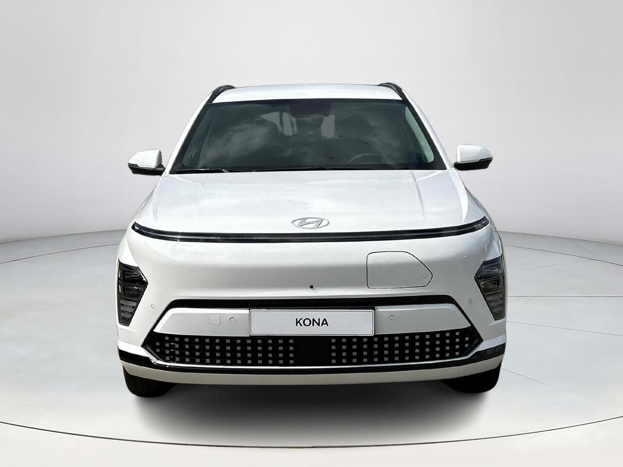 Hyundai Kona Electric Premium 65.4 kWh | 7.500,- korting | Gratis laadstation t.w.v. 589,- | Uit voorraad leverbaar | Adaptieve Cruise Control | Stoelverwarming | Stuurwielverwarming | Stoelventilatie | Lederen bekleding | Geheugenfunctie bestuurdersstoel |