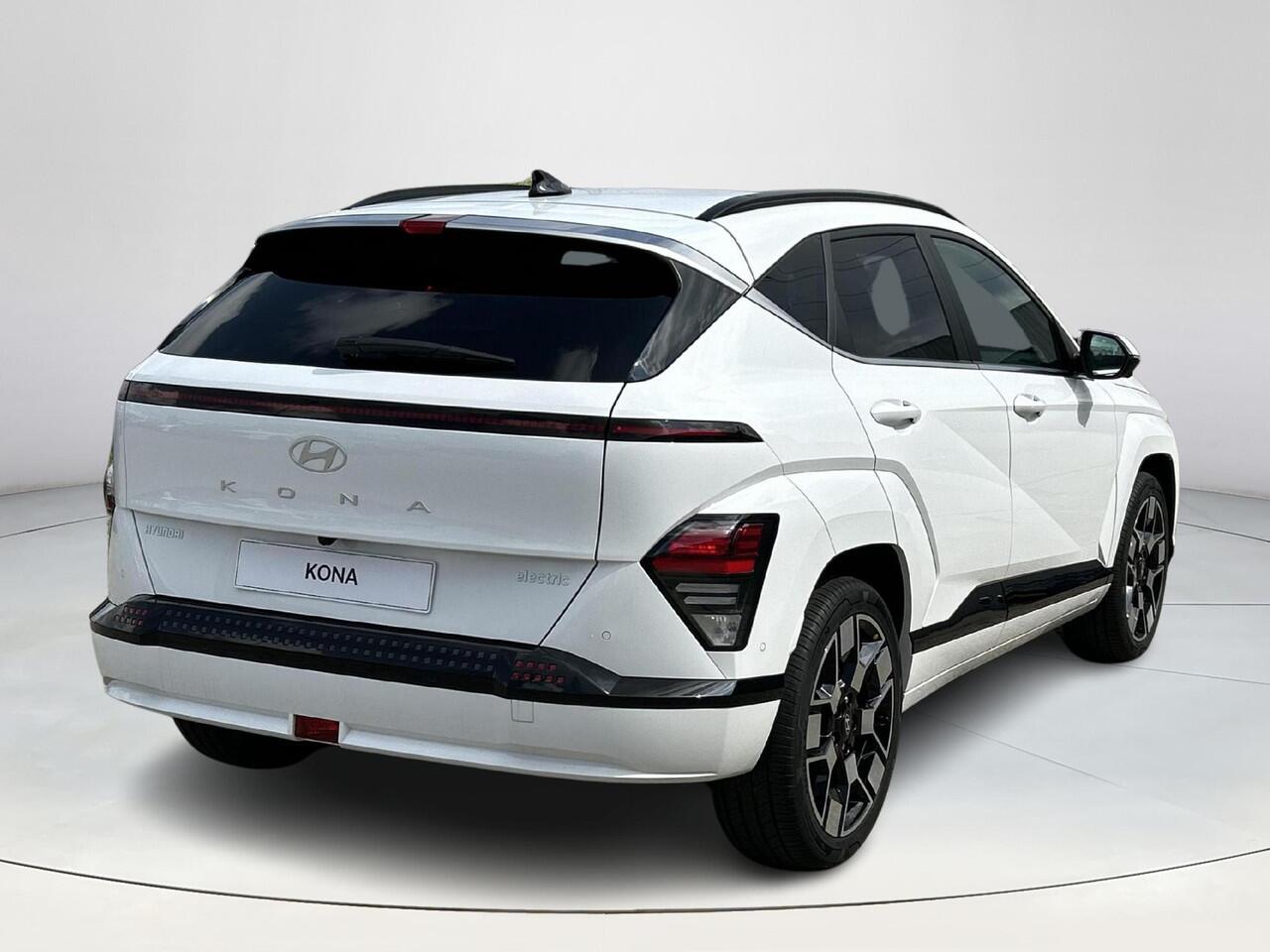 Hyundai Kona Electric Premium 65.4 kWh | 7.500,- korting | Gratis laadstation t.w.v. 589,- | Uit voorraad leverbaar | Adaptieve Cruise Control | Stoelverwarming | Stuurwielverwarming | Stoelventilatie | Lederen bekleding | Geheugenfunctie bestuurdersstoel |