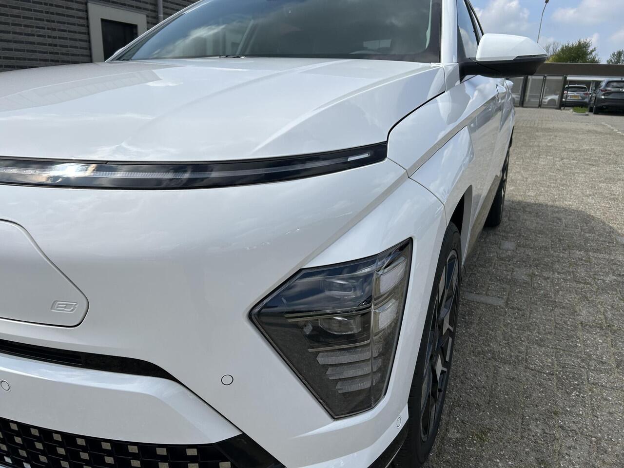 Hyundai Kona Electric Premium 65.4 kWh | 7.500,- korting | Gratis laadstation t.w.v. 589,- | Uit voorraad leverbaar | Adaptieve Cruise Control | Stoelverwarming | Stuurwielverwarming | Stoelventilatie | Lederen bekleding | Geheugenfunctie bestuurdersstoel |