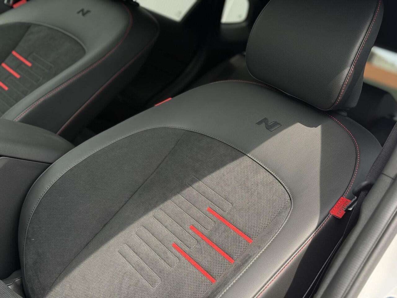 Hyundai Kona Electric N Line 65.4 kWh / Dynamische Routeplanner / Climate Control / Adaptive Cruise Control / 360 Camera / Stoel- & Stuurverwarming / Stoelverkoeling / Snel Leverbaar! /