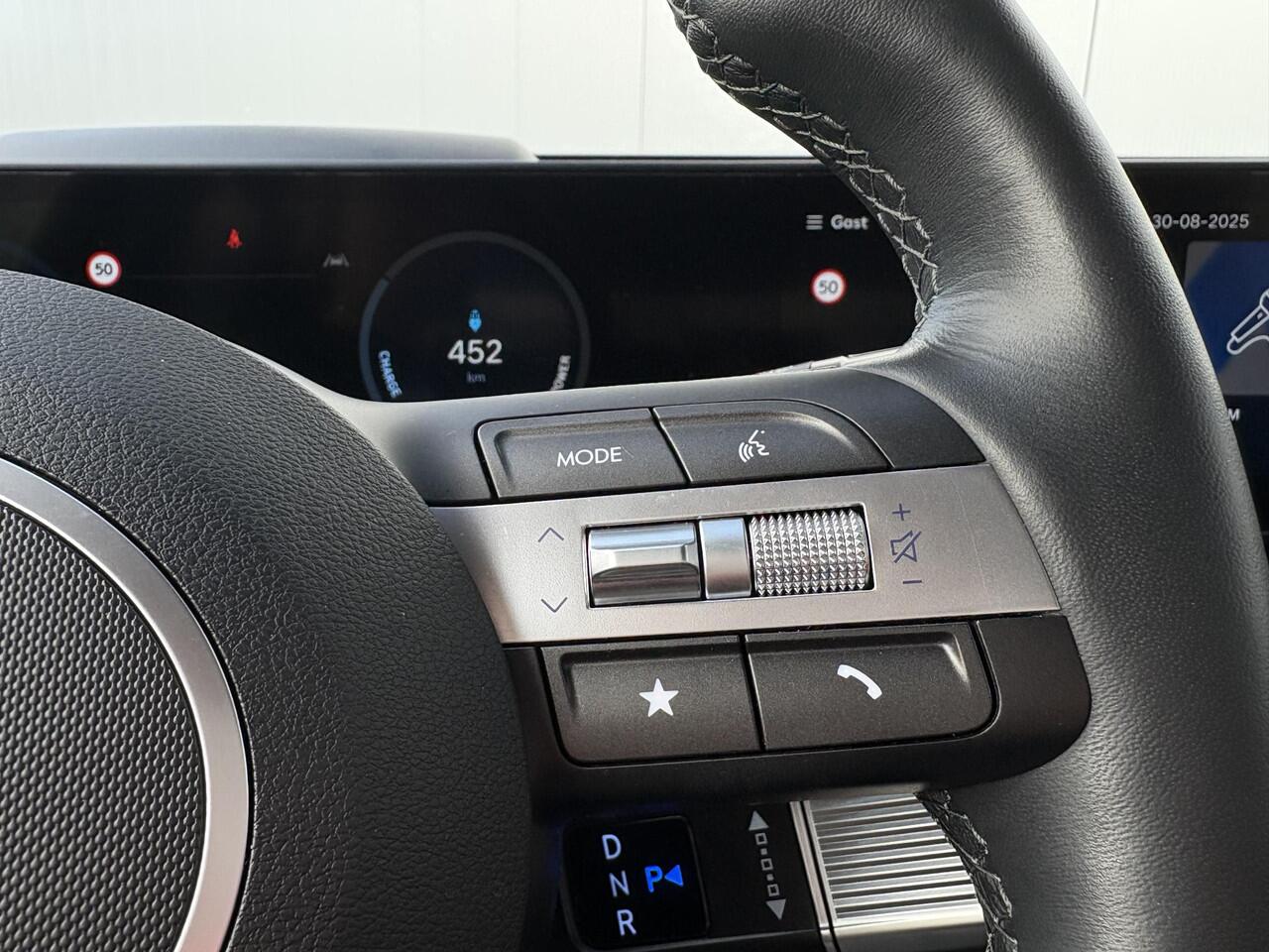 Hyundai Kona Electric Premium 65.4 kWh / Airco/ Cruise control/ Stoelverwarming-verkoeling/ Kunstlederen bekleding/ Navigatie/ Apple Carplay/Android Auto/