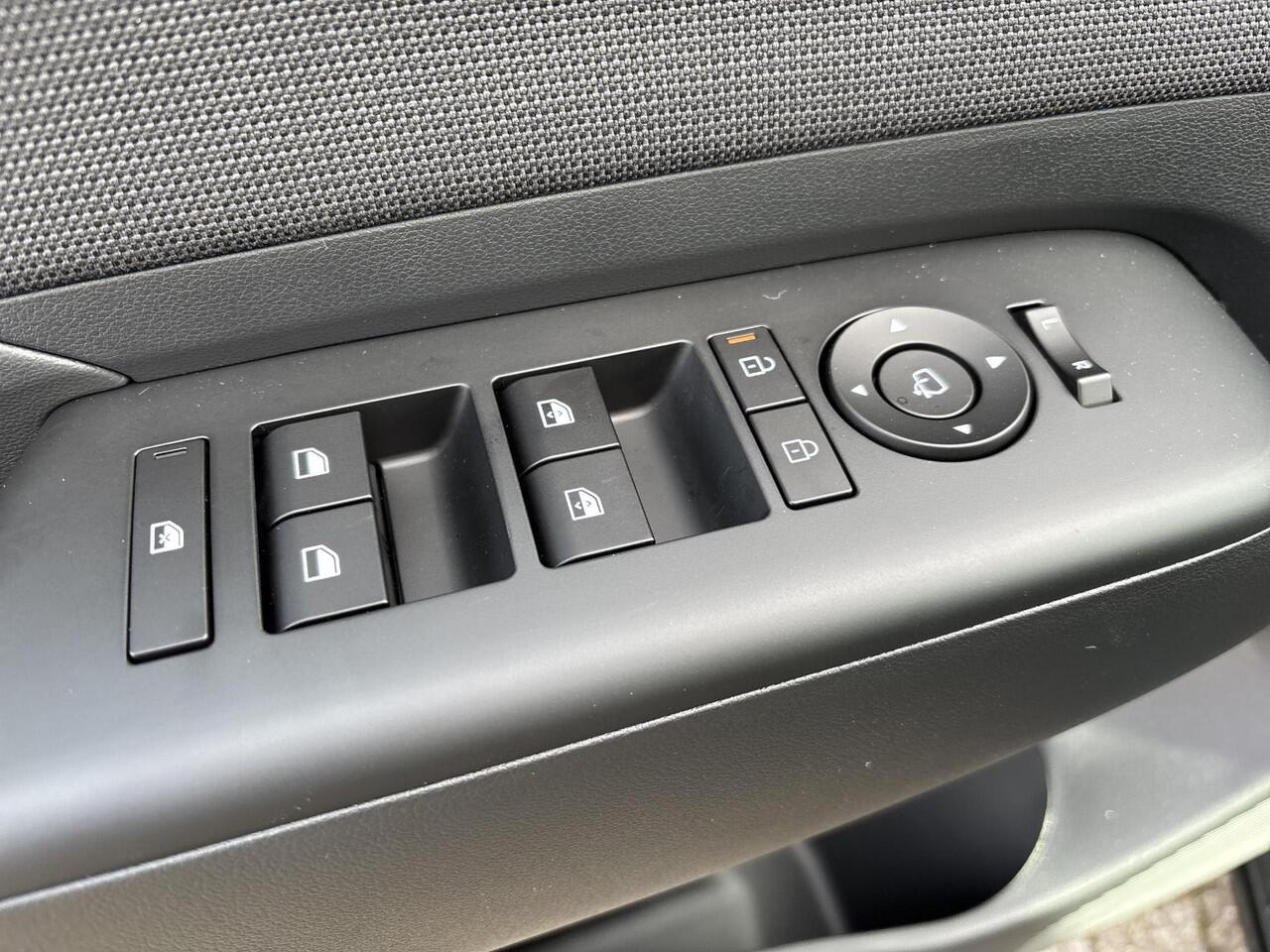 Hyundai Kona 1.6 GDI HEV Premium | 4.000,- korting! | Uit voorraad leverbaar! | Elektrische stoelen | Stoel/stuurverwarming | Stoelverkoeling | 2e zit-rij stoelverwarming | Lederen bekleding | 360* camera | Adaptive cruisecontrol | Active lane-keeping |