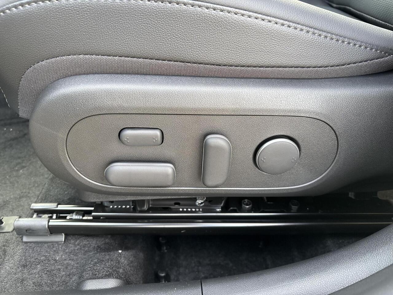 Hyundai Kona 1.6 GDI HEV Premium | 4.000,- korting! | Uit voorraad leverbaar! | Elektrische stoelen | Stoel/stuurverwarming | Stoelverkoeling | 2e zit-rij stoelverwarming | Lederen bekleding | 360* camera | Adaptive cruisecontrol | Active lane-keeping |