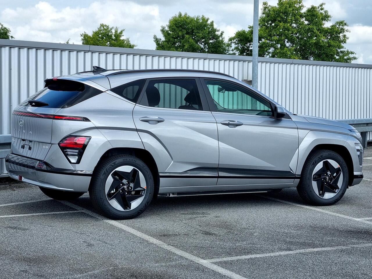 Hyundai Kona Electric Comfort Smart 64.8 kWh / ¤4000 Voordeel / Stoel- & Stuurverwarming / Elek. Achterklep / Snel Leverbaar! /