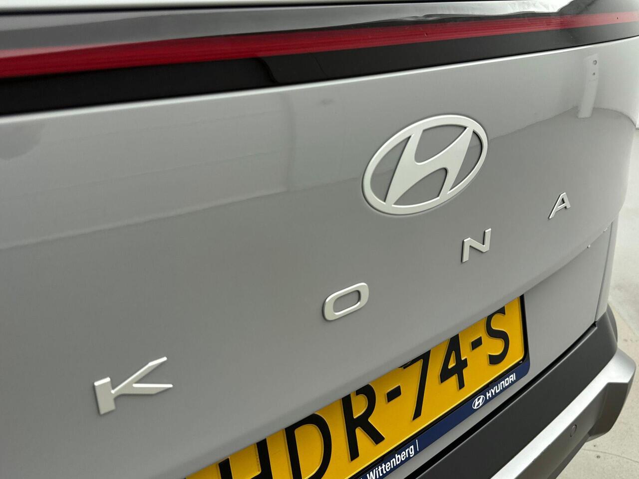 Hyundai Kona 1.6 GDI HEV Comfort Smart | Stoel en stuurwiel verwarming | Parkeer sensoren voor en achter | Navigatie en Apple Carplay Android Auto |