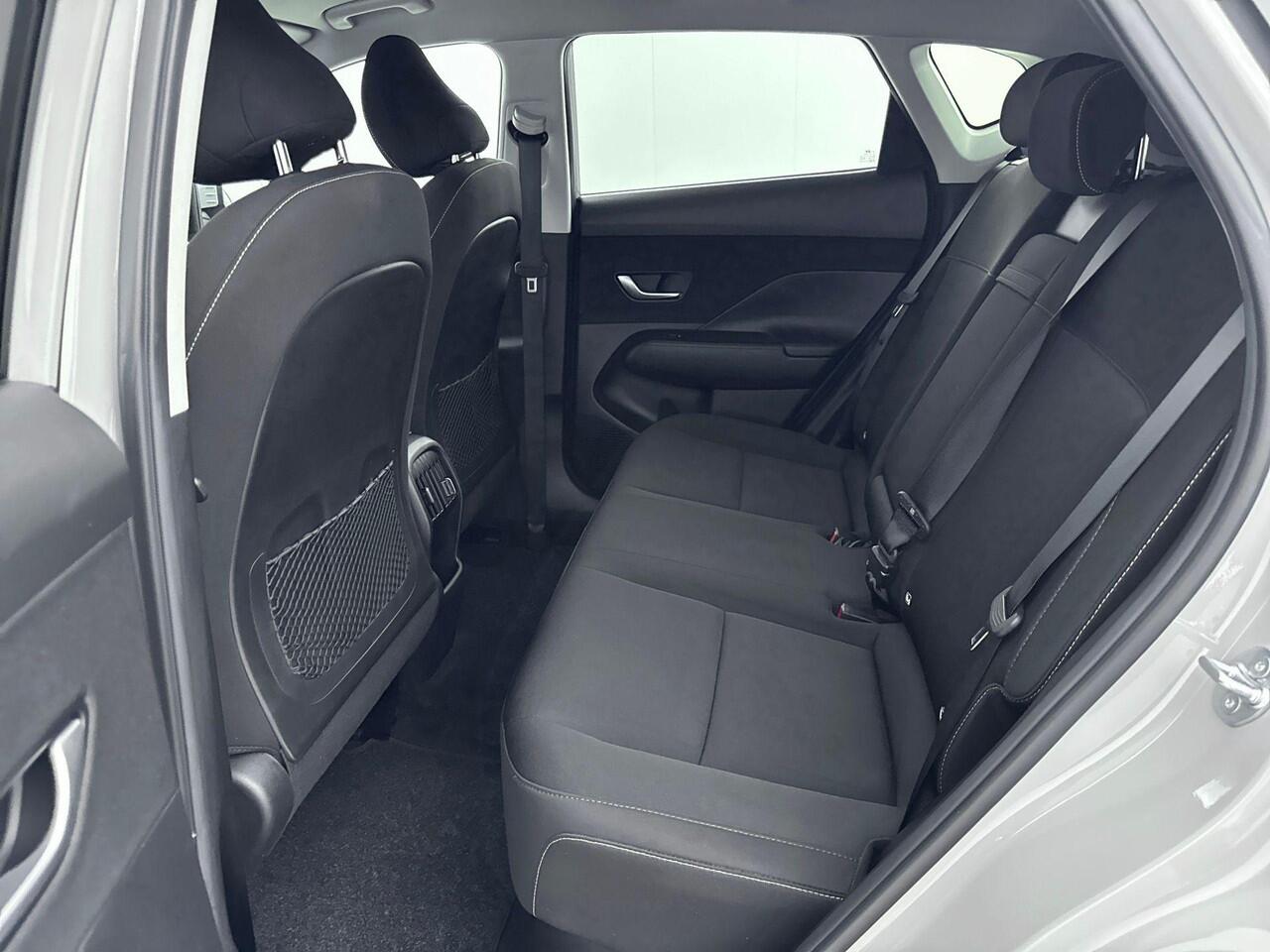 Hyundai Kona 1.6 GDI HEV Comfort Smart | Stoel en stuurwiel verwarming | Parkeer sensoren voor en achter | Navigatie en Apple Carplay Android Auto |