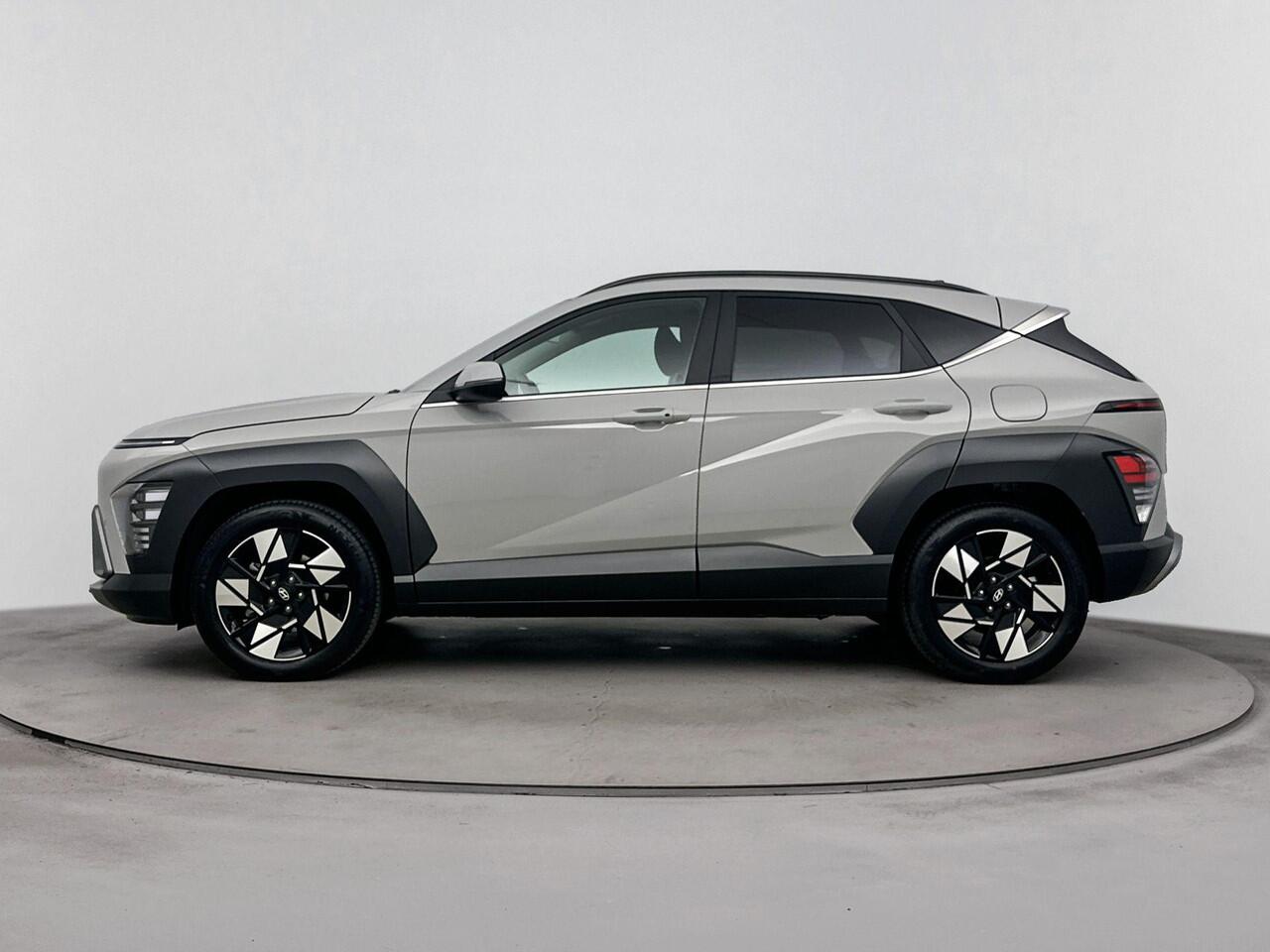 Hyundai Kona 1.6 GDI HEV Comfort Smart | Stoel en stuurwiel verwarming | Parkeer sensoren voor en achter | Navigatie en Apple Carplay Android Auto |