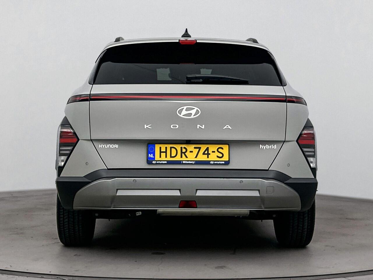 Hyundai Kona 1.6 GDI HEV Comfort Smart | Stoel en stuurwiel verwarming | Parkeer sensoren voor en achter | Navigatie en Apple Carplay Android Auto |