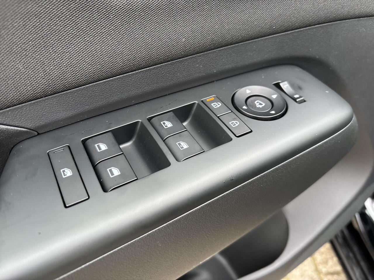 Hyundai Kona Electric Comfort Smart 64.8 kWh Apple Carplay / Android Auto | Adaptieve Cruise Control | Stoel / Stuurverwarming | Camera | LED-Verlichting | Uit Voorraad Leverbaar | Warmte Pomp |