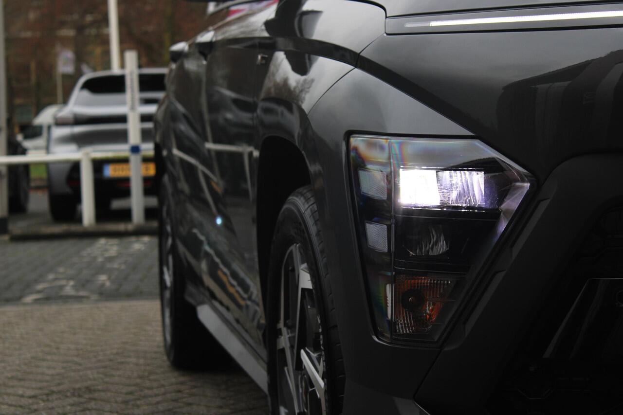 Hyundai Kona 1.6 GDI 130PK HEV N LINE | *NIEUWE AUTO!* | NAVIGATIE | DRAADLOZE APPLE CARPLAY/ANDROID AUTO | ADAPTIVE CRUISE CONTROL | CLIMATE CONTROL | DODEHOEK DETECTIE | DRAADLOZE TELEFOONLADER | 18" LICHTMETALEN VELGEN | ACHTERUITRIJ CAMERA | PARKEERSENSOREN VOOR 