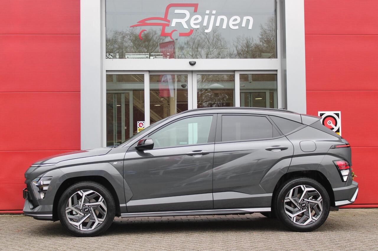 Hyundai Kona 1.6 GDI 130PK HEV N LINE | *NIEUWE AUTO!* | NAVIGATIE | DRAADLOZE APPLE CARPLAY/ANDROID AUTO | ADAPTIVE CRUISE CONTROL | CLIMATE CONTROL | DODEHOEK DETECTIE | DRAADLOZE TELEFOONLADER | 18" LICHTMETALEN VELGEN | ACHTERUITRIJ CAMERA | PARKEERSENSOREN VOOR 