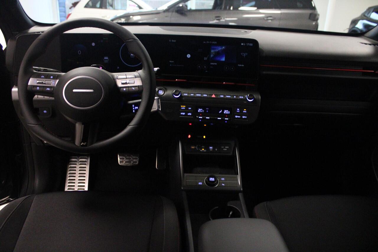 Hyundai Kona 1.6 GDI 130PK HEV N LINE | *NIEUWE AUTO!* | NAVIGATIE | DRAADLOZE APPLE CARPLAY/ANDROID AUTO | ADAPTIVE CRUISE CONTROL | CLIMATE CONTROL | DODEHOEK DETECTIE | DRAADLOZE TELEFOONLADER | 18" LICHTMETALEN VELGEN | ACHTERUITRIJ CAMERA | PARKEERSENSOREN VOOR 