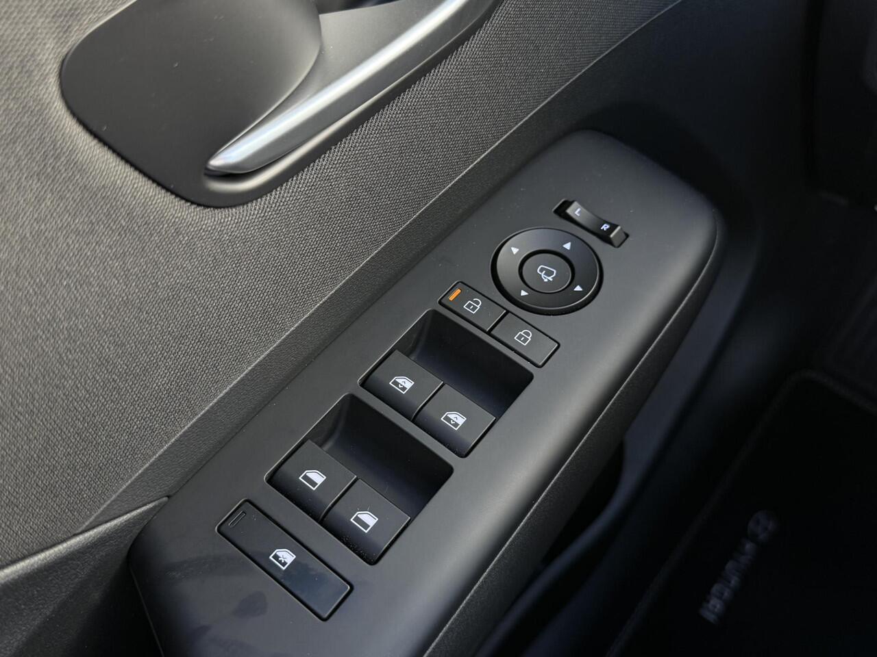 Hyundai Kona Electric Comfort Smart 65.4 kWh / Navigatie / 19" Lm velgen / Elektrisch bedienbare achterklep / Stoel en Stuur verwarming /