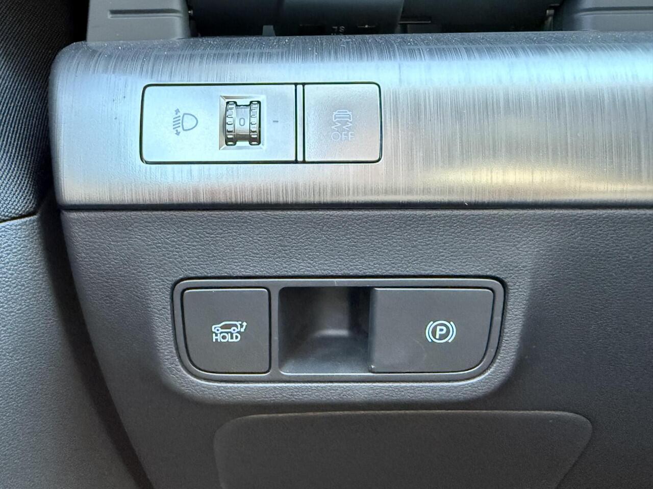 Hyundai Kona Electric Comfort Smart 65.4 kWh / Navigatie / 19" Lm velgen / Elektrisch bedienbare achterklep / Stoel en Stuur verwarming /