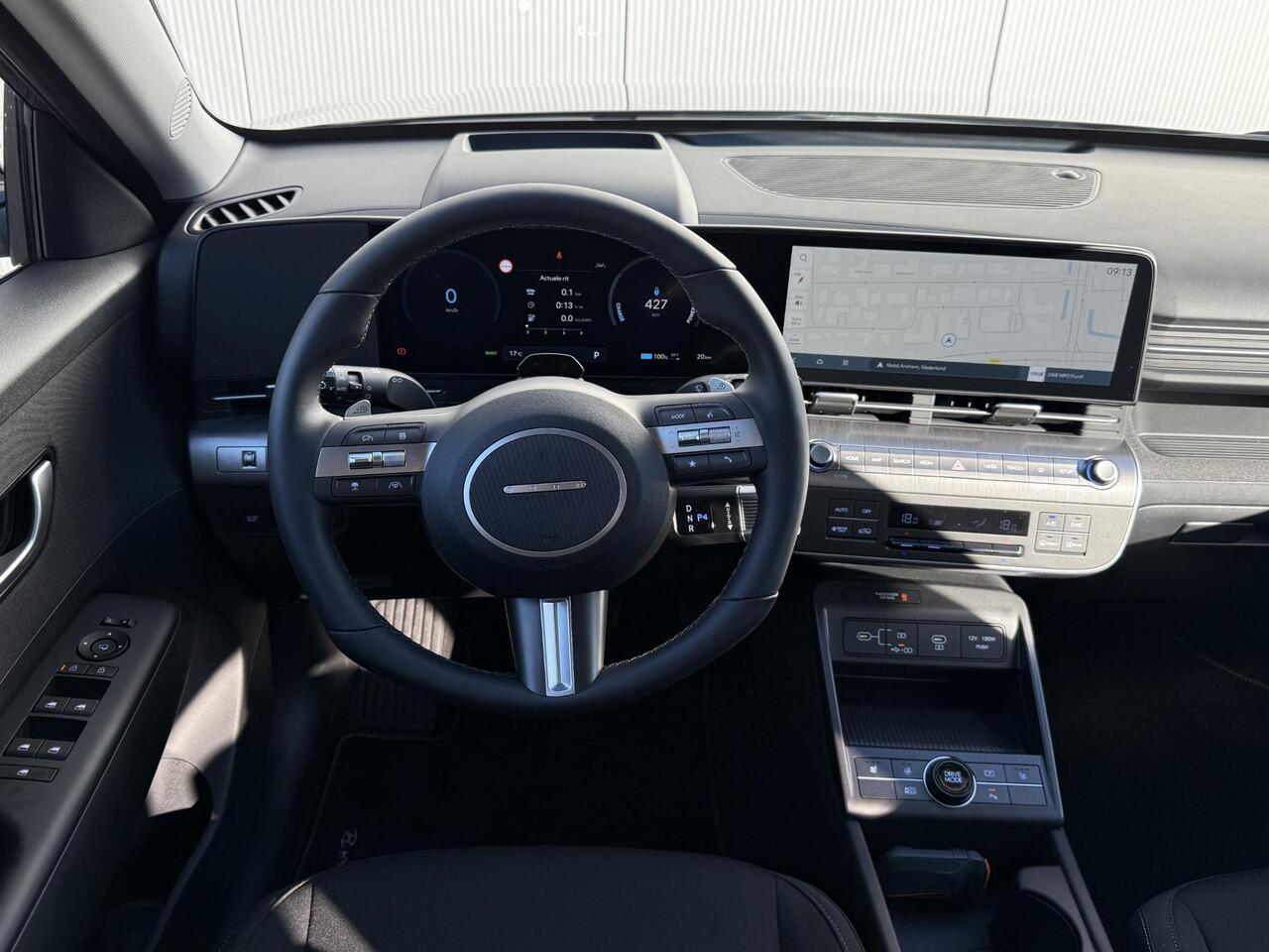 Hyundai Kona Electric Comfort Smart 65.4 kWh / Navigatie / 19" Lm velgen / Elektrisch bedienbare achterklep / Stoel en Stuur verwarming /