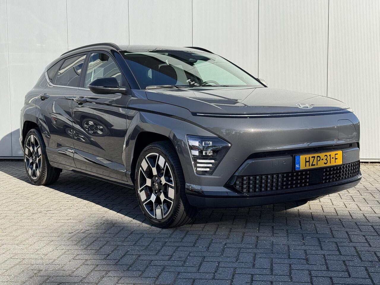 Hyundai Kona Electric Comfort Smart 65.4 kWh / Navigatie / 19" Lm velgen / Elektrisch bedienbare achterklep / Stoel en Stuur verwarming /