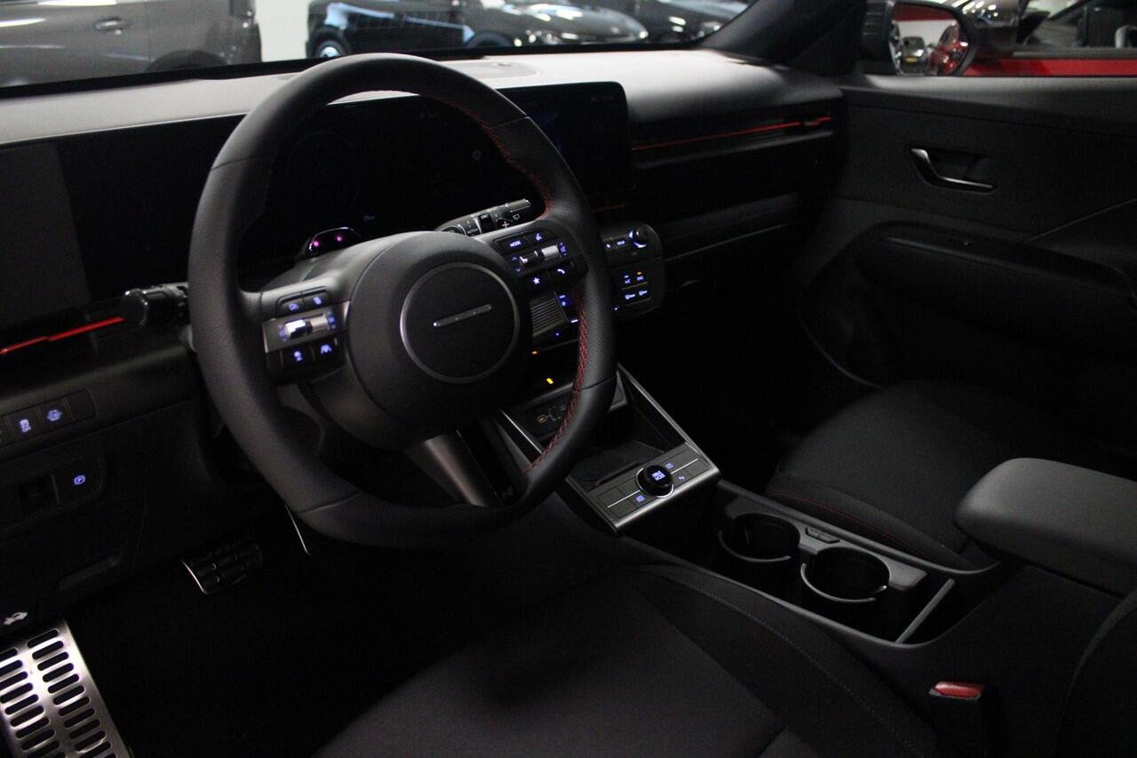 Hyundai Kona 1.6 GDI 130PK HEV N LINE | *NIEUWE AUTO!* | NAVIGATIE | DRAADLOZE APPLE CARPLAY/ANDROID AUTO | ADAPTIVE CRUISE CONTROL | CLIMATE CONTROL | DODEHOEK DETECTIE | DRAADLOZE TELEFOONLADER | 18" LICHTMETALEN VELGEN | ACHTERUITRIJ CAMERA | PARKEERSENSOREN VOOR 