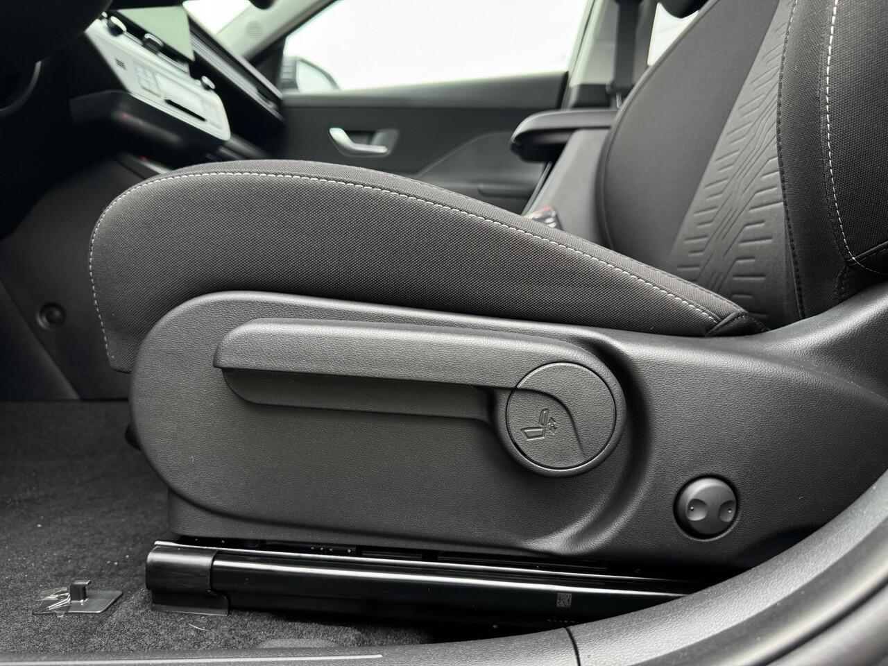 Hyundai Kona Electric Pure Edition 48.4 kWh | Uit voorraad leverbaar! | Parkeersensoren voor en achter | Adaptieve Cruise Control | Keyless entry en start |