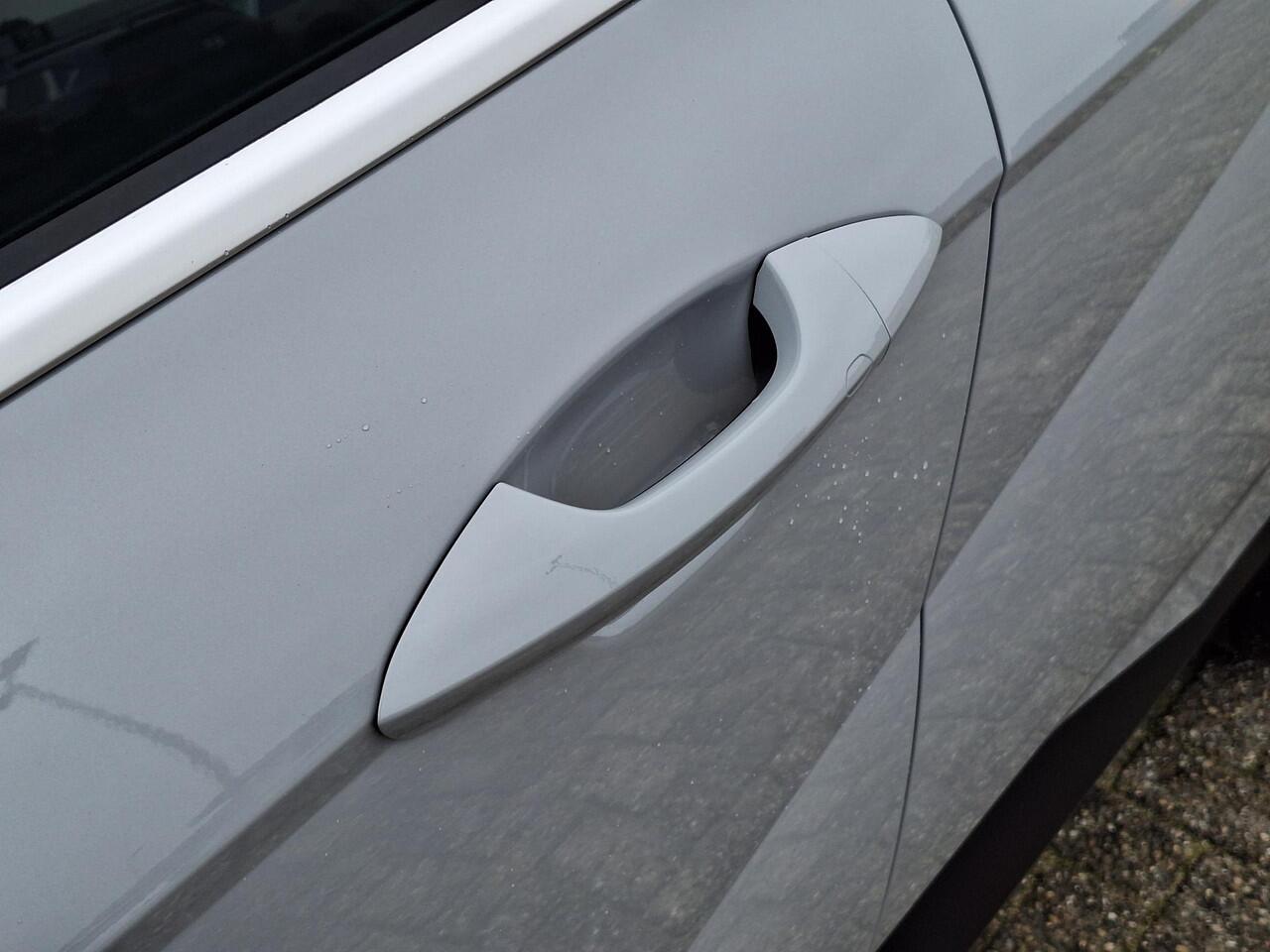 Hyundai Kona 1.6 GDI HEV Premium Sky | Uit voorraad leverbaar! | Schuif-/kantel dak | Elektrische stoelen | Stoel/stuurverwarming | Stoelverkoeling | 2e zit-rij stoelverwarming | Lederen bekleding | 360* camera | Adaptive cruisecontrol | Active lane-keeping |