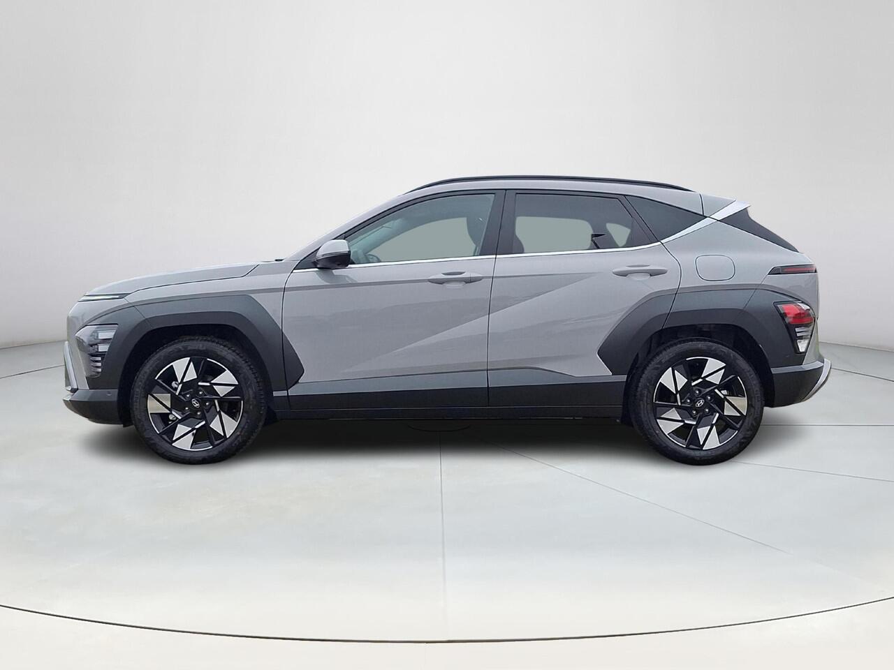 Hyundai Kona 1.6 GDI HEV Premium Sky | Uit voorraad leverbaar! | Schuif-/kantel dak | Elektrische stoelen | Stoel/stuurverwarming | Stoelverkoeling | 2e zit-rij stoelverwarming | Lederen bekleding | 360* camera | Adaptive cruisecontrol | Active lane-keeping |