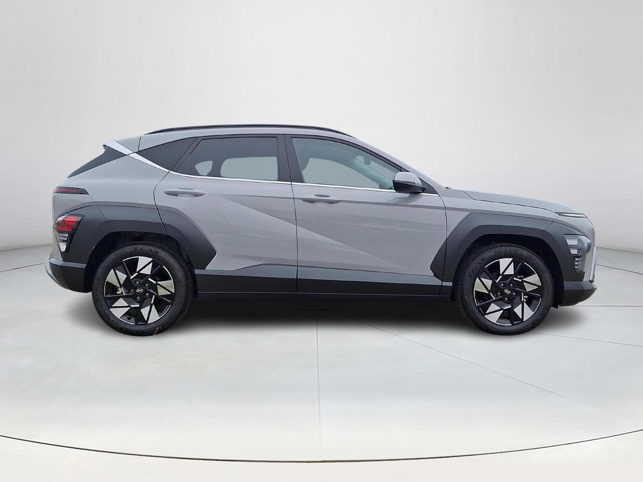 Hyundai Kona 1.6 GDI HEV Premium Sky | Uit voorraad leverbaar! | Schuif-/kantel dak | Elektrische stoelen | Stoel/stuurverwarming | Stoelverkoeling | 2e zit-rij stoelverwarming | Lederen bekleding | 360* camera | Adaptive cruisecontrol | Active lane-keeping |