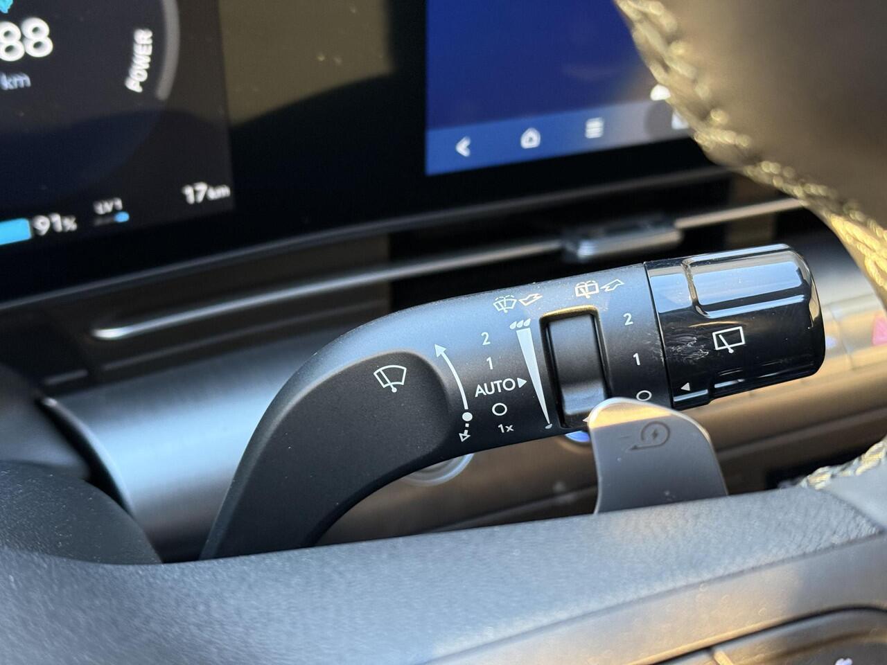 Hyundai Kona Electric Comfort Smart 65.4 kWh / Warmtepomp / Stuur- & Stoelverwarming / Navigatie / Apple Carplay & Android Auto / Vehicle-to-Load (V2L) / Blind-spot Collision Assist / 19" Lichtmetalen Velgen