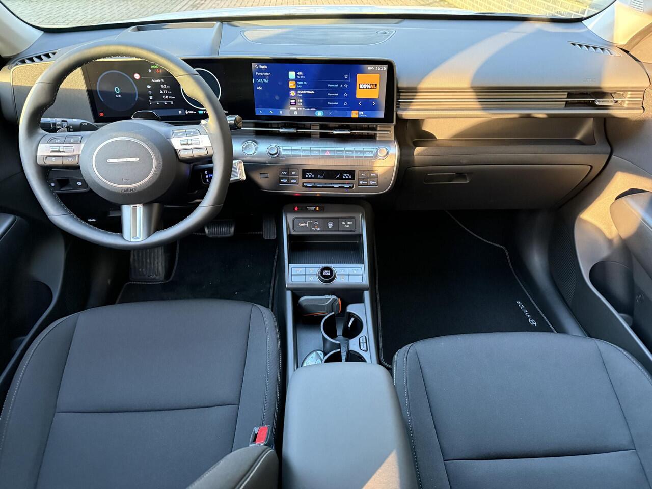 Hyundai Kona Electric Comfort Smart 65.4 kWh / Warmtepomp / Stuur- & Stoelverwarming / Navigatie / Apple Carplay & Android Auto / Vehicle-to-Load (V2L) / Blind-spot Collision Assist / 19" Lichtmetalen Velgen