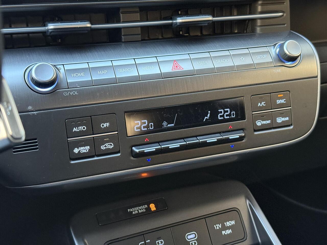 Hyundai Kona Electric Comfort Smart 65.4 kWh / Warmtepomp / Stuur- & Stoelverwarming / Navigatie / Apple Carplay & Android Auto / Vehicle-to-Load (V2L) / Blind-spot Collision Assist / 19" Lichtmetalen Velgen