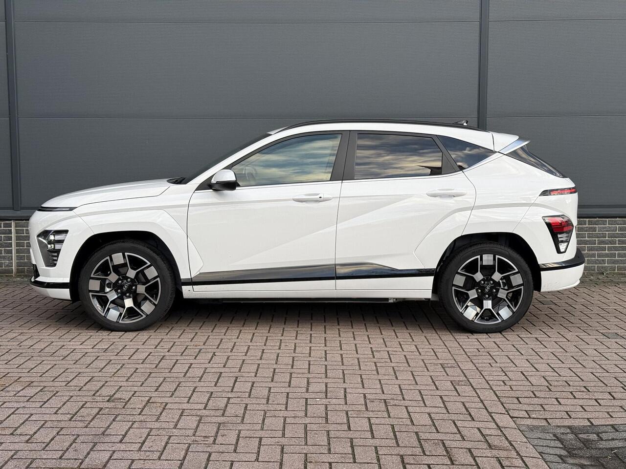 Hyundai Kona Electric Comfort Smart 65.4 kWh / Warmtepomp / Stuur- & Stoelverwarming / Navigatie / Apple Carplay & Android Auto / Vehicle-to-Load (V2L) / Blind-spot Collision Assist / 19" Lichtmetalen Velgen