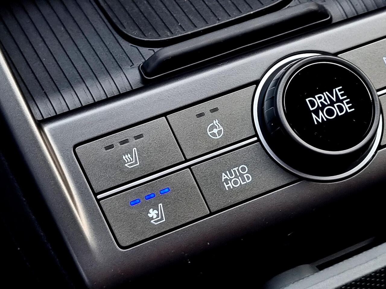 Hyundai Kona 1.6 GDI HEV Premium / Modeljaar 2026 / 3000 Korting / Stoelverkoeling / Stuurverwarming / Stoelverwarming Voor + Achter / Snel Leverbaar! /