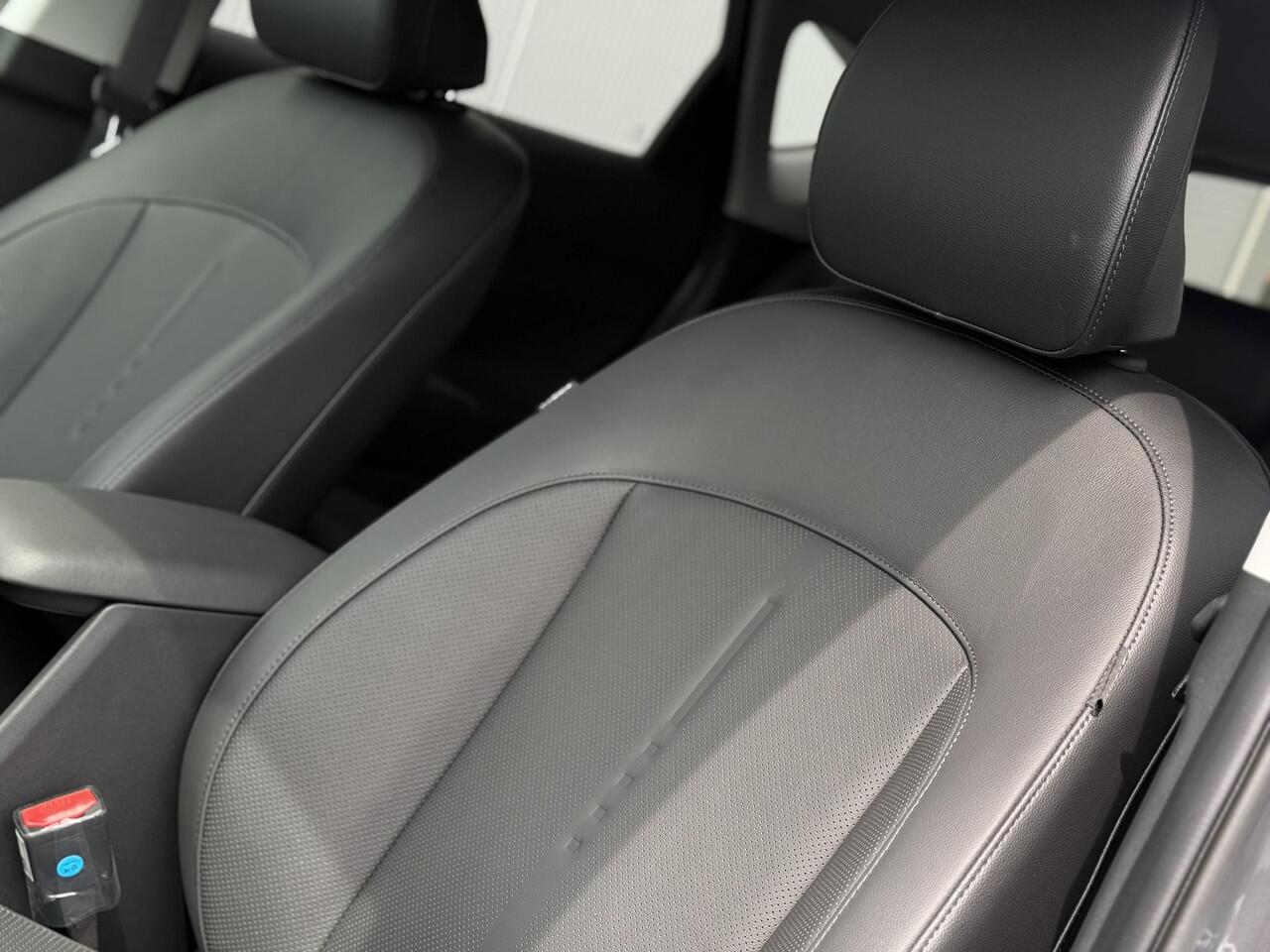 Hyundai Kona Electric Premium 65.4 kWh / Leder / Climate Control / Adaptive Cruise Control / 360 Camera / Stoel- & Stuurverwarming / Stoelverkoeling / navigatie /