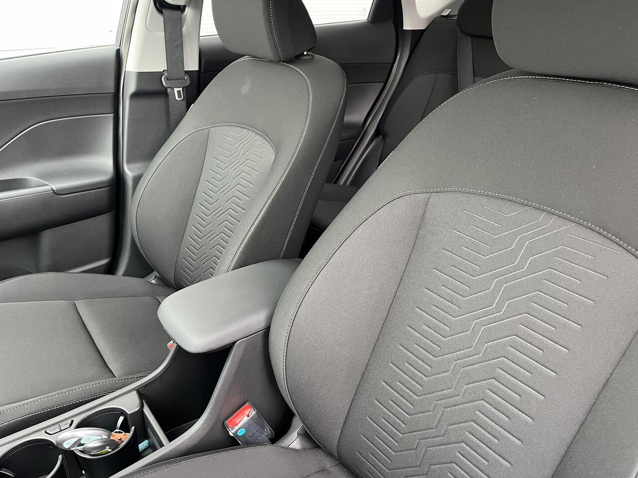 Hyundai Kona Electric Long Range Pure Edition 64.8 kWh ** Nu met gratis Trekhaak of All-season banden, Nieuw uit voorraad leverbaar ** / Continuplan aanbieding ¤ 209.- per maand /