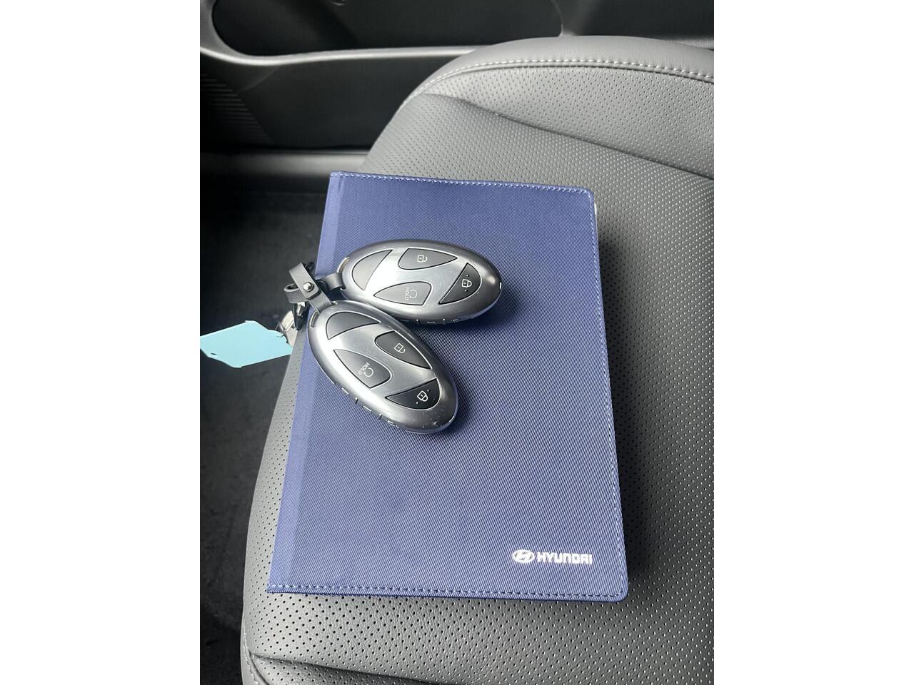 Hyundai Kona 1.6 GDI HEV Premium / ¤2500,- Voordeel / Lederen bekleding / Stoel verwarming en ventilatie / 360 Graden Camera / 18 " lm / Led Koplampen /