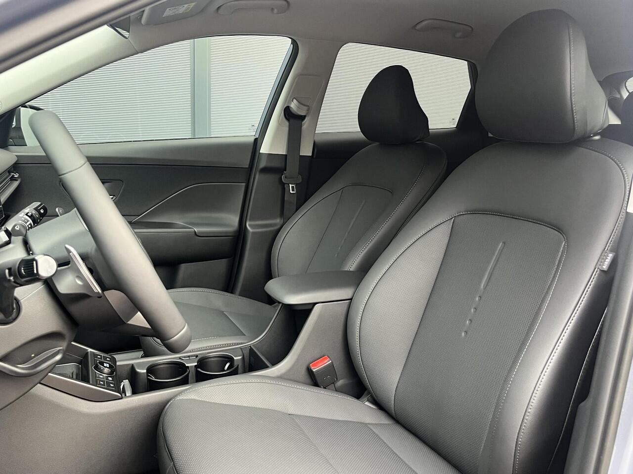 Hyundai Kona 1.6 GDI HEV Premium / ¤2500,- Voordeel / Lederen bekleding / Stoel verwarming en ventilatie / 360 Graden Camera / 18 " lm / Led Koplampen /