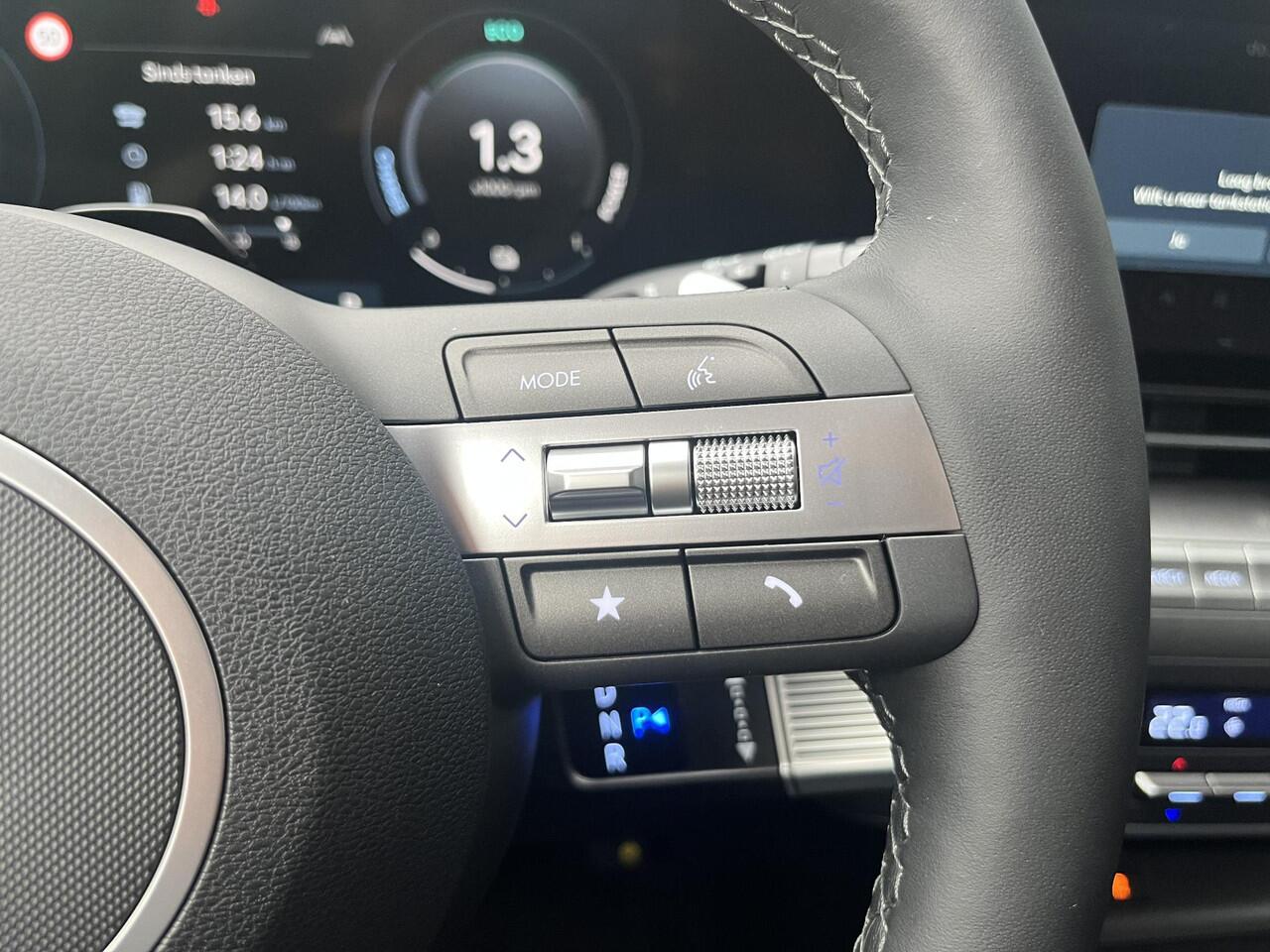 Hyundai Kona 1.6 GDI HEV Premium / ¤2500,- Voordeel / Lederen bekleding / Stoel verwarming en ventilatie / 360 Graden Camera / 18 " lm / Led Koplampen /