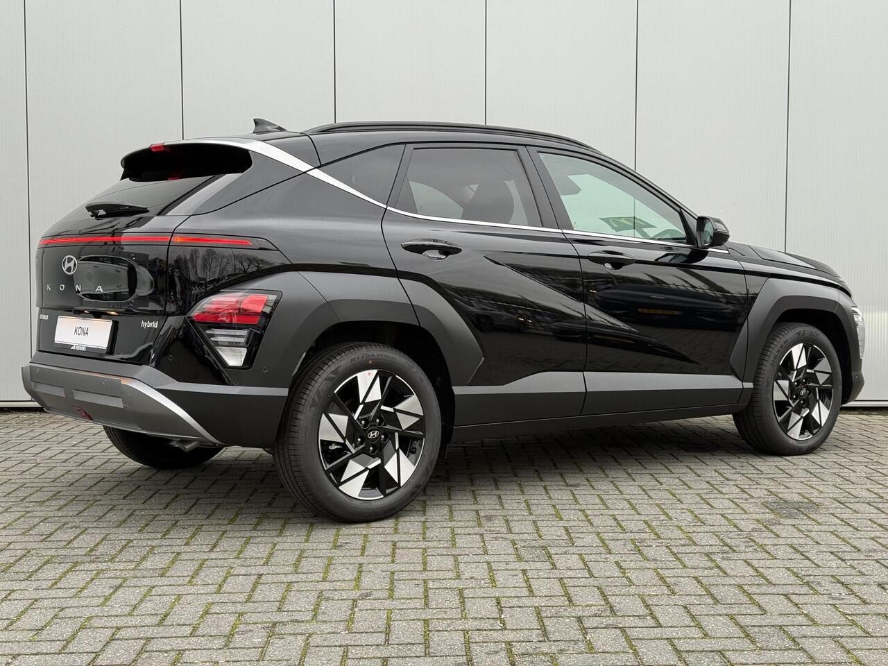 Hyundai Kona 1.6 GDI HEV Premium / 2.500 Voordeel / MY 26 / Zwart Leder / Stoelverkoeling / Stoelverwarming Voor + Achter / Stuurverwarming / 360 Camera / BOSE Audio /