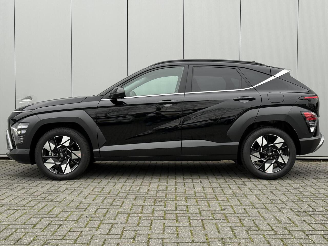 Hyundai Kona 1.6 GDI HEV Premium / 2.500 Voordeel / MY 26 / Zwart Leder / Stoelverkoeling / Stoelverwarming Voor + Achter / Stuurverwarming / 360 Camera / BOSE Audio /