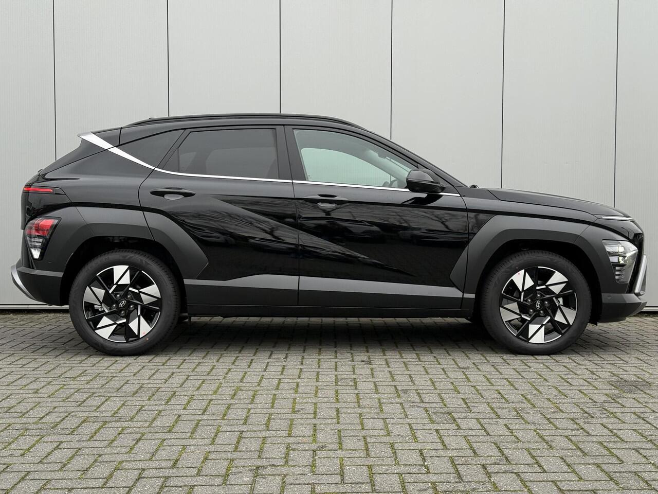 Hyundai Kona 1.6 GDI HEV Premium / 2.500 Voordeel / MY 26 / Zwart Leder / Stoelverkoeling / Stoelverwarming Voor + Achter / Stuurverwarming / 360 Camera / BOSE Audio /