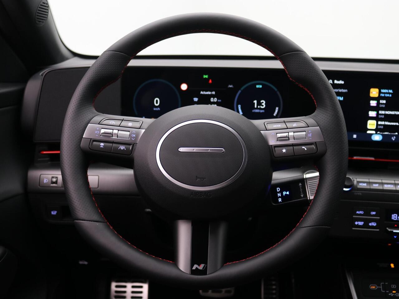 Hyundai Kona 1.6 GDI HEV N Line / ¤2500,- Voordeel / Rijklaarprijs / Modeljaar 2026 / Navigatie / Apple & Android auto / Stuurverwarming / Stoelverwarming Voor + Achter /