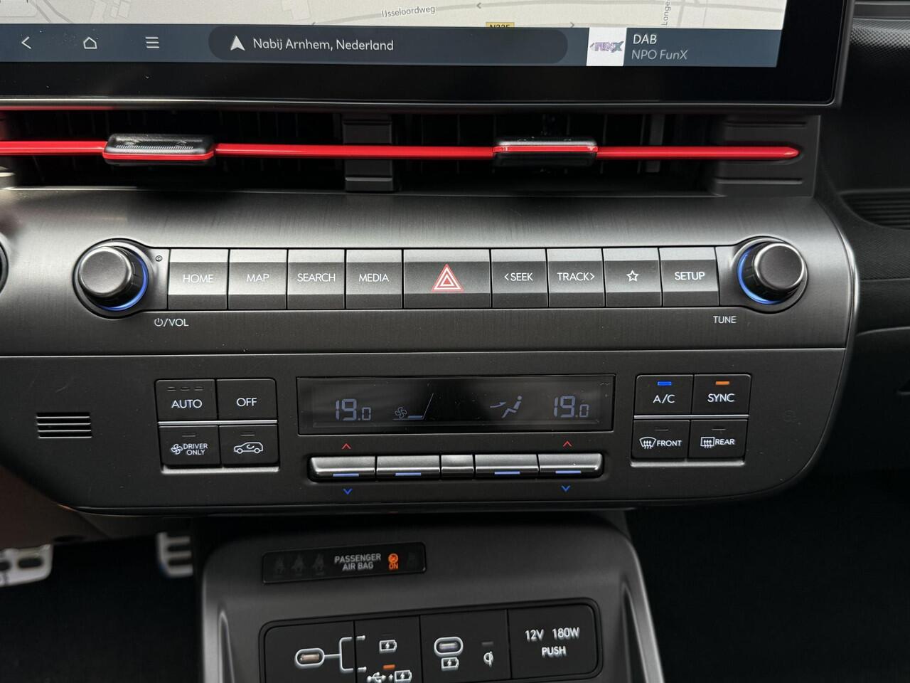 Hyundai Kona Electric N Line Business 64.8 kWh ** Nu met gratis Trekhaak of All-season banden + ¤ 2.500 Voordeel ** Nieuw uit voorraad leverbaar ** / Snel Leverbaar / Navigatie / Cruise Control Adaptief / Airco Automatisch /