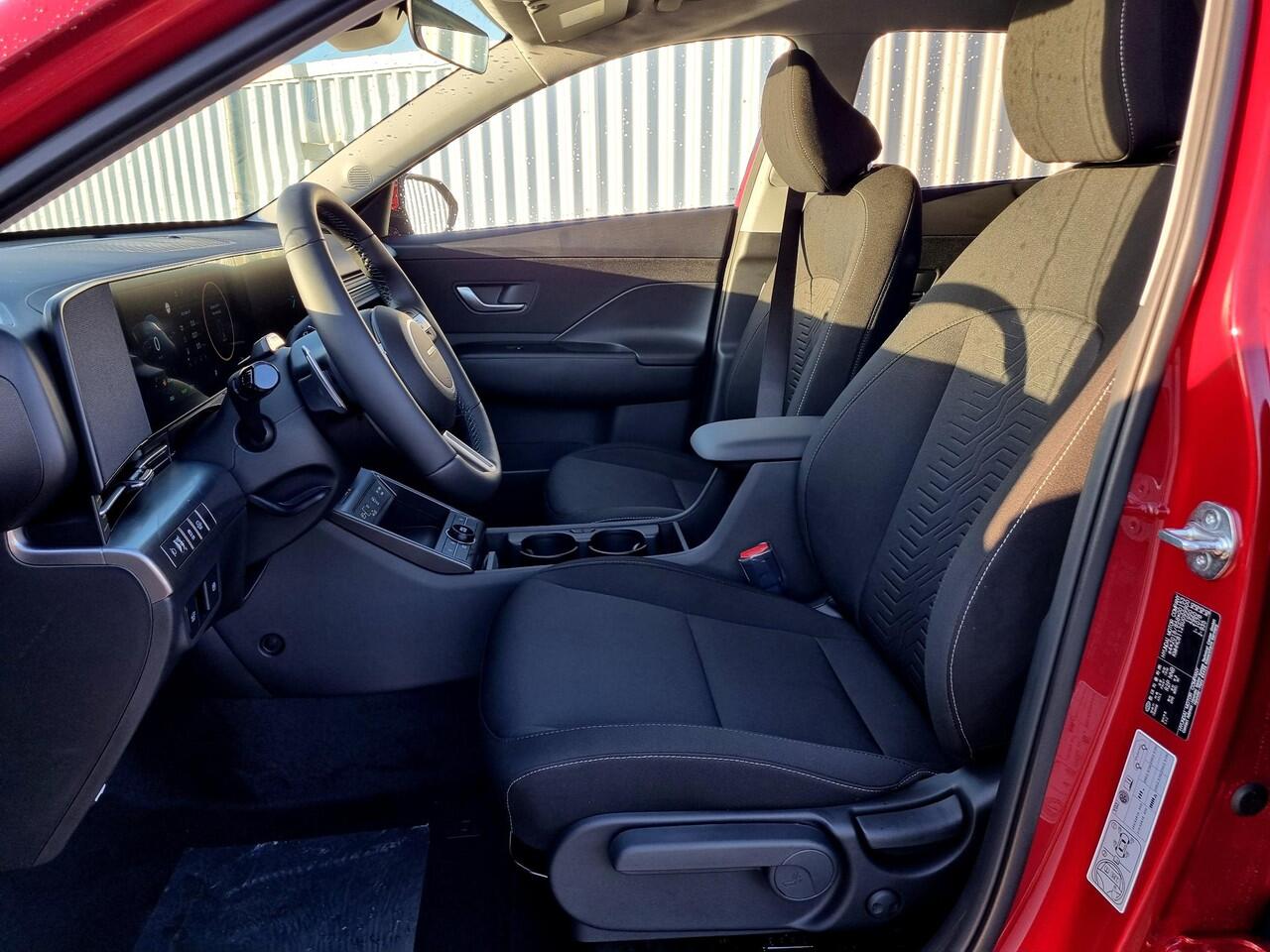 Hyundai Kona 1.6 GDI HEV Comfort Smart / ¤2500,- Voordeel / Snel Leverbaar / Elektronisch bedienbare Achterklep / Navigatie / Climate Control / Dodehoek Detectie /