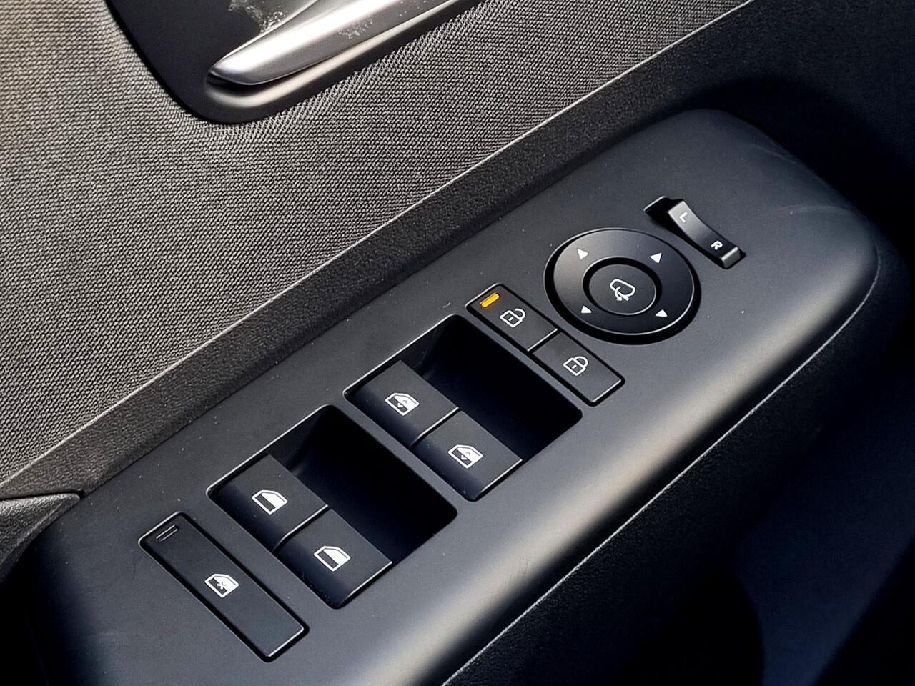 Hyundai Kona Electric Comfort Smart 65.4 kWh / Navigatie / Cruise Control Adaptief / Climate Control / Achterklep Elektrisch / Stoel & Stuurwiel Verwarming Voorzijde /