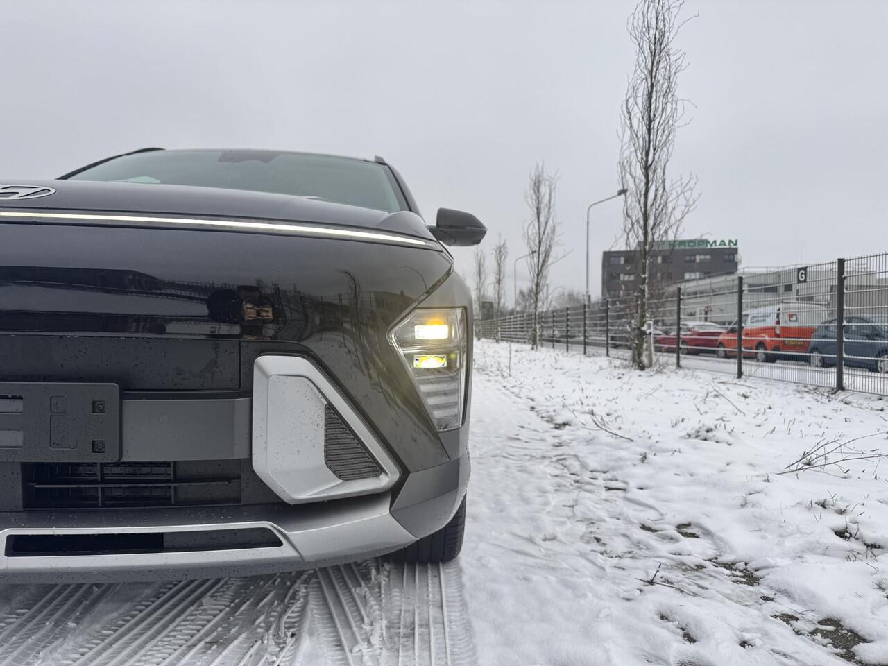 Hyundai Kona 1.6 GDI HEV Premium Sky | Stuurverwarming | Stoelverkoeling/verwarming | Schuif-kanteldak | 360* Camera | BOSE-Premium Sound | Lederen Bekleding | Elektrisch Verstelbare Geheugenstoelen |