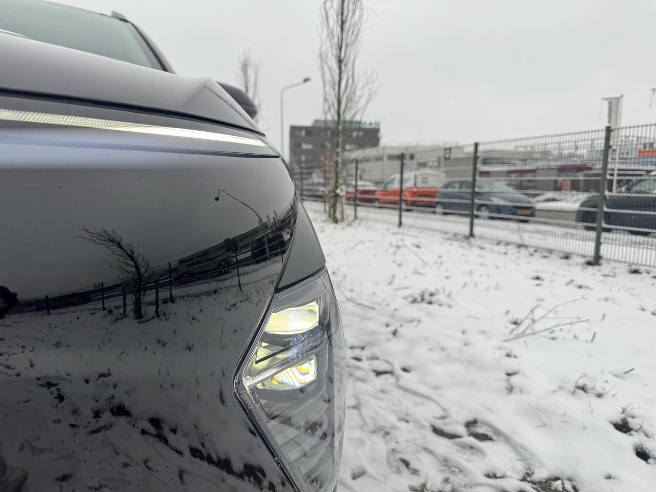 Hyundai Kona 1.6 GDI HEV Premium Sky | Stuurverwarming | Stoelverkoeling/verwarming | Schuif-kanteldak | 360* Camera | BOSE-Premium Sound | Lederen Bekleding | Elektrisch Verstelbare Geheugenstoelen |