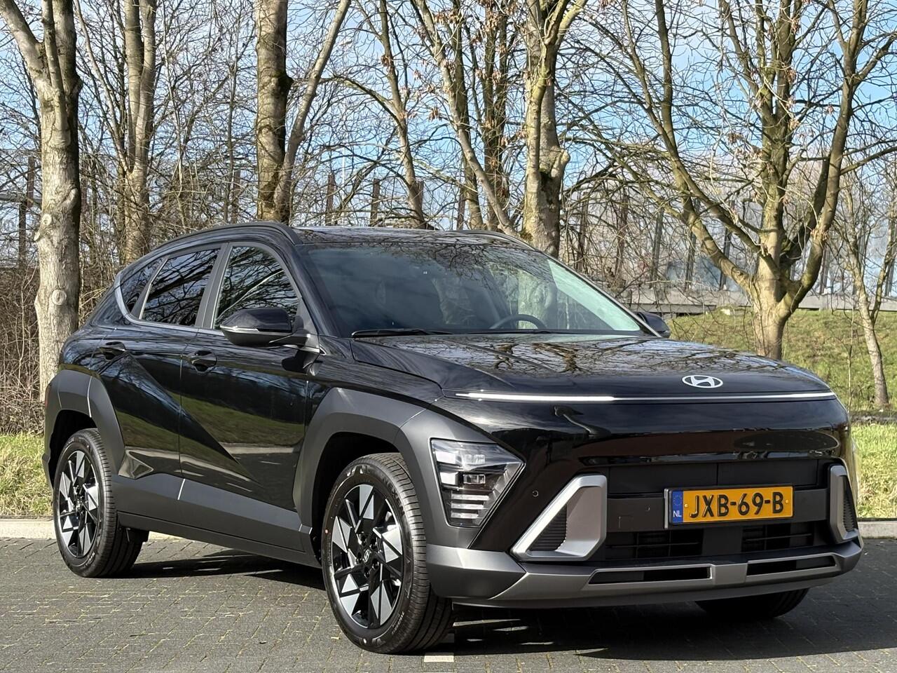 Hyundai Kona 1.6 GDI 140pk HEV Comfort Smart | STOEL & STUURVERW. | NAVI | APPLE CARPLAY / ANDROID AUTO | 18'' TWO-TONE LM-VELGEN| ELEKTR. ACHTERKLEP |