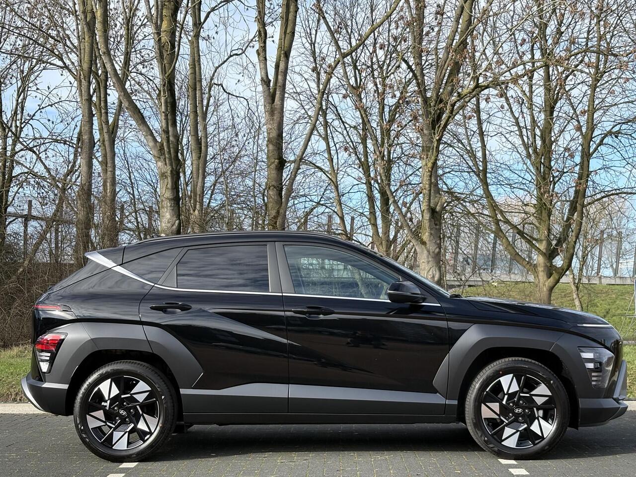 Hyundai Kona 1.6 GDI 140pk HEV Comfort Smart | STOEL & STUURVERW. | NAVI | APPLE CARPLAY / ANDROID AUTO | 18'' TWO-TONE LM-VELGEN| ELEKTR. ACHTERKLEP |