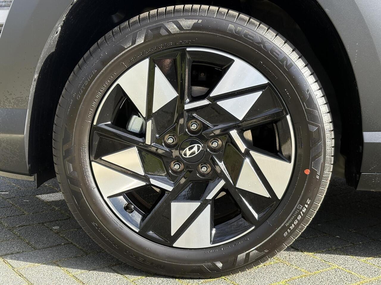 Hyundai Kona 1.6 GDI 140pk HEV Comfort Smart | STOEL & STUURVERW. | NAVI | APPLE CARPLAY / ANDROID AUTO | 18'' TWO-TONE LM-VELGEN| ELEKTR. ACHTERKLEP |